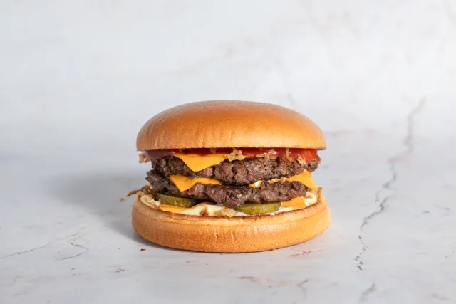 Americký double-cheeseburger